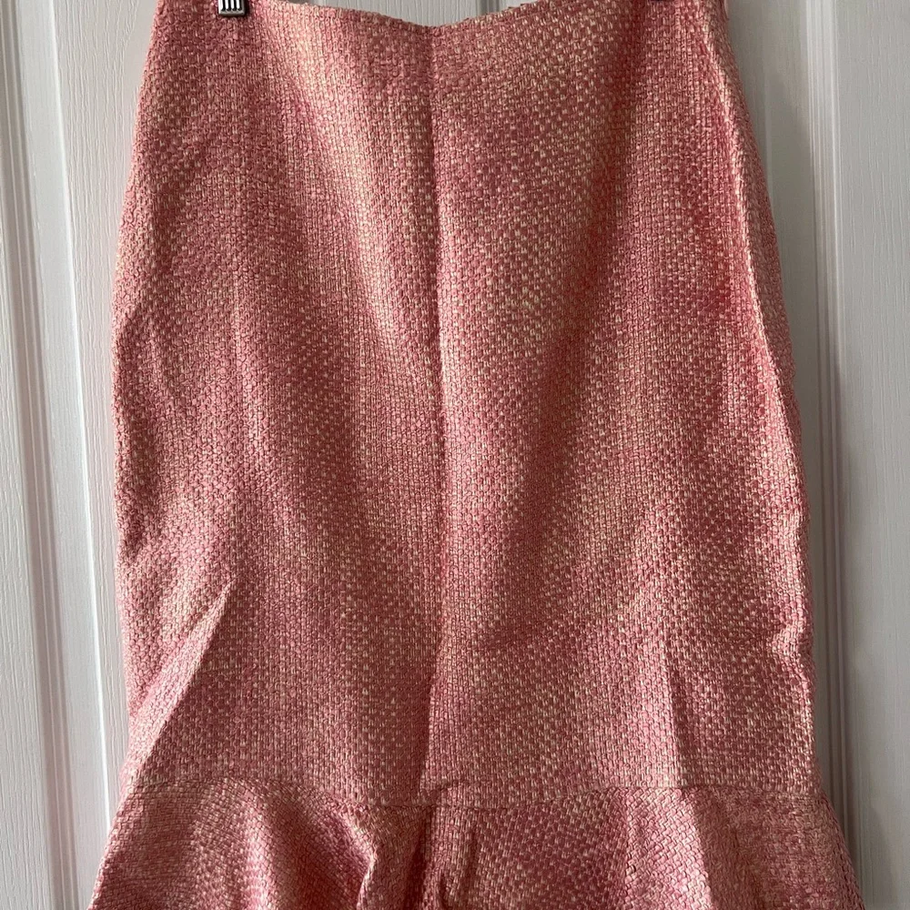 NWT Ann Taylor tweed style skirt with ruffle at bottom & fully lined. 8